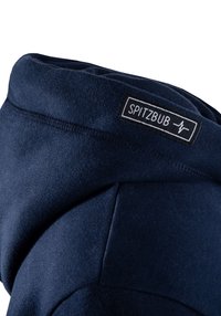 Navyblauer Hoodie mit weicher Textur, ausgestattet mit einem Logoetikett "SPITZBUB" am Kragen und einem strukturierten Kapuzendesign.