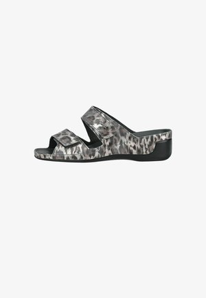 Sandalia de mujer estilo "slide" con punta abierta, dos tiras ajustables y tacón bajo en cuña con estampado animal en negro y gris.