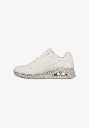 Witte sneaker met een gestructureerde beige luipaardprint op de tussenzool, vetersluiting aan de voorkant en geperforeerde details aan de zijkanten. Doorzichtige demping zichtbaar in de hak.