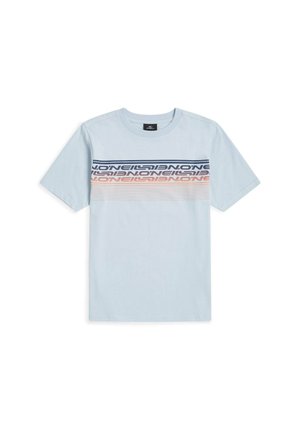 Svetlomodré bavlnené tričko s krátkymi rukávmi, s vodorovnou grafickou potlačou v námorníckej modrej, broskyňovej a bielej farbe cez oblasť hrudníka.