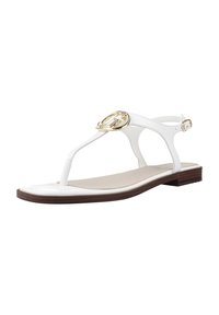 Sandali piatti bianchi con un accento in metallo dorato, caratterizzati da un design minimalista, una forma a T e una texture in pelle liscia.