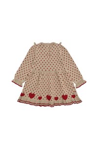 Beige gestricktes Kleid mit roten Herzmustern, langen Ärmeln, Knopfverschluss hinten, Rüscheln an den Ärmeln und einem ausgestellten Rock mit größeren Herzverzierungen.