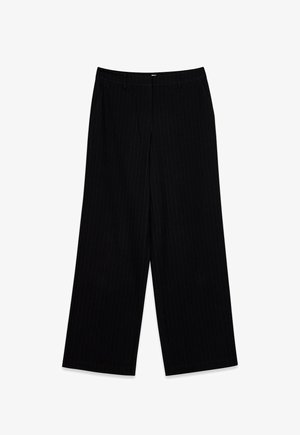 Črne široke hlače z drobnim trakom, izdelane iz gladkega blaga, imajo visok pas in brez vidnih kovinskih delov ali okrasitev.