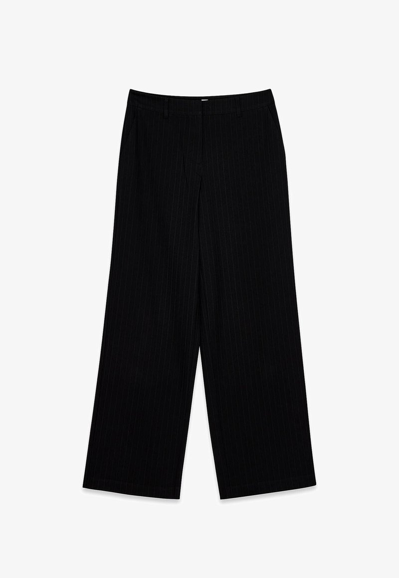 Zwarte streepjasje met wijde pijpen, gemaakt van zachte stof, heeft een hoge taille en geen zichtbare hardware of versieringen.