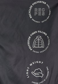 Recycelter Polyesterstoff mit Druck, der recycelte Materialien, Polyesterfasern und leichte Produkteigenschaften hervorgehoben.