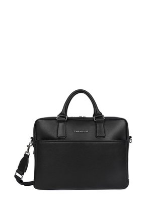 Zwarte leren laptoptas met twee bovenhandvatten, een afneembare schouderriem en een voorzak met rits. Textuurafwerking en slank ontwerp.