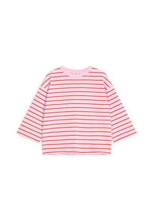Chemise rose à manches longues avec de fines rayures rouges horizontales et un col rond, présentée sur fond blanc.