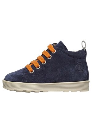 Sneaker alte in suede blu navy con lacci arancioni, suola in gomma beige e linguetta sul tallone.