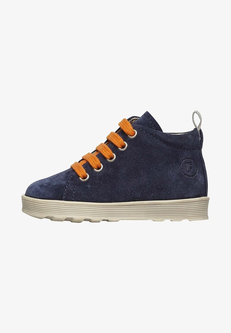 Baskets montantes en daim bleu marine avec lacets orange, semelle en caoutchouc beige et tirant au niveau du talon.