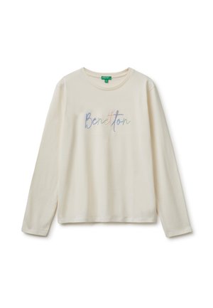 Chemise crème à manches longues avec col rond et "Benetton" brodé en couleurs pastel sur la poitrine.