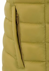 Nahaufnahme einer offenen Seitenasche mit sichtbarem Reißverschluss auf dem olivgrünen, gesteppten Daunenjackenstoff.