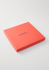 Koralfarget flat boks med en jevn tekstur, med en svart trykt logo "MAX&Co." på toppen, designet for oppbevaring eller presentasjon.