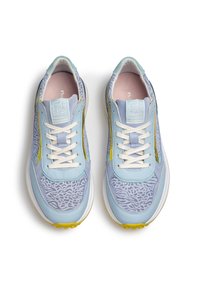 Světle modré tenisky s patterned fialovým síťovým svrškem, krémovými tkaničkami, žlutými akcenty a bílou podrážkou. Obsahují polstrovaný límec pro pohodlí.