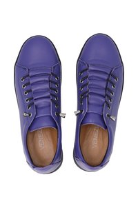 Fioletowe skórzane sneakersy mają gładką teksturę, okrągły kształt noska, elastyczne sznurówki i srebrne akcenty, z czarną gumową podeszwą.
