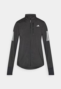 Crni sportski jakna napravljena od laganog materijala. Ima prednji zatvarač, visoki ovratnik i tri bijele pruge na svakoj rukavu.