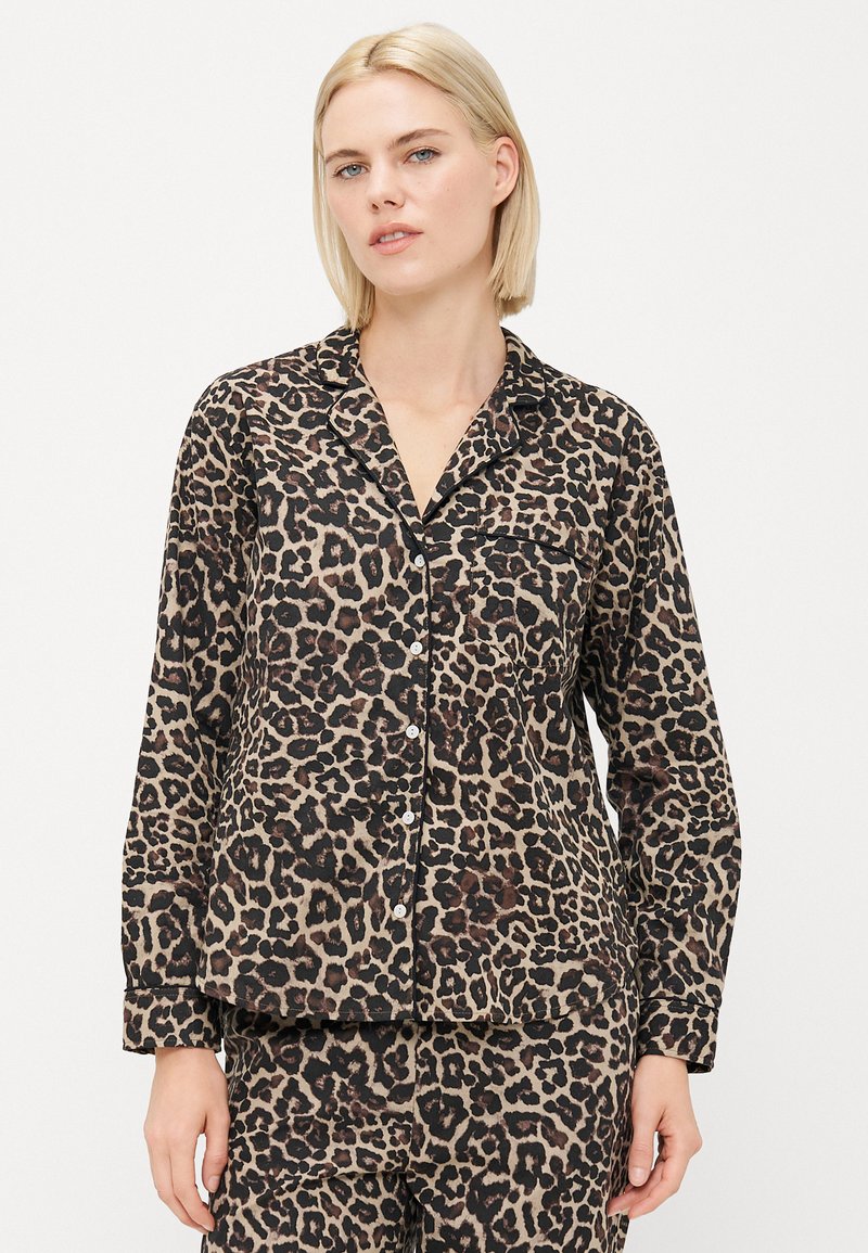 Leopardprint pyjama set in bruin en zwart, met een button-up shirt met een borstzak en lange mouwen, weergegeven met bijpassende broek.