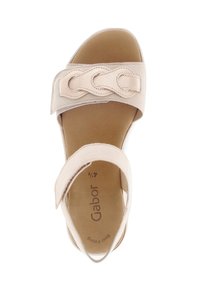 Beige open-toe sandaal met een brede band met een geweven ontwerp en een verstelbare haak-en-lus sluiting. Gladde binnenzool voor comfort.