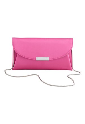 Felroze clutch met zilverkleurige rechthoekige sluiting en een lange dunne zilverkleurige ketting, afgebeeld tegen een witte achtergrond.
