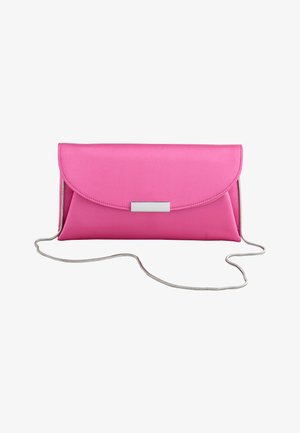 Felroze clutch met zilverkleurige rechthoekige sluiting en een lange dunne zilverkleurige ketting, afgebeeld tegen een witte achtergrond.