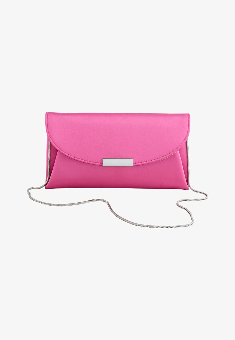 Pochette rose vif avec une fermeture rectangulaire argentée et une longue chaîne fine argentée, sur fond blanc.