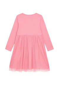 Rosa Langarmkleid mit strukturiertem Oberteil und einem durchsichtigen Tüllrock. Der Rock weitet sich von einem gerafften Taillenbund. Glatte Stoffoberfläche.
