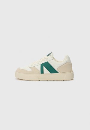 Schoen met een mix van wit leer en beige suède, met een groene accenten in een driehoekig ontwerp. Dikke rubberen zool en vetersluiting.