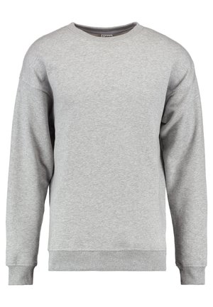 Grijze crewneck sweater gemaakt van zachte katoen. Heeft lange mouwen, ribbelboorden en een ribbelzoom, en heeft een eenvoudig, onopgesmukt ontwerp.