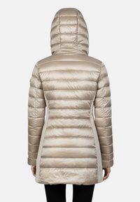 Beige donsjack met horizontale doorgestikte secties, een capuchon en een getailleerde taille, met een gladde, glanzende textuur en een lengte tot halverwege de dij.