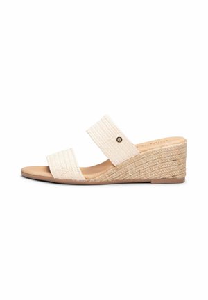 Sandalia de cuña beige con dos correas anchas tejidas y talón de yute trenzado, puntera abierta y suela plana en la parte delantera.