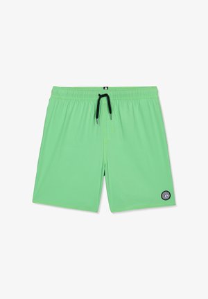 Shorts de bain verts clairs avec cordon noir et petit logo rond noir et blanc près de l'ourlet sur la jambe gauche.