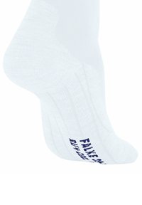 Biała skarpetka z teksturowanej tkaniny, ozdobiona ciemnoniebieskim napisem po boku. Skarpetka ma gładkie, dopasowane wykończenie i delikatny wzór prążkowany.