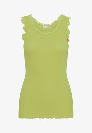 Débardeur vert lime avec une coupe ajustée, présentant une bordure en dentelle le long de l'encolure et des emmanchures, et un ourlet inférieur à volants.