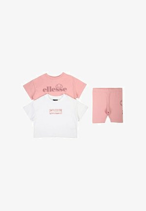 Deux t-shirts à manches courtes : un rose avec le logo "ellesse", un blanc avec un motif rectangulaire, assortis à un short rose. Tissu en coton.