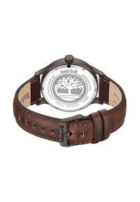 Reloj Timberland con correa de cuero marrón y caja de acero inoxidable. Incluye logo en la parte posterior y acentos de superficie texturizada. Resistente al agua.