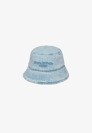 Een lichtblauwe denim bucket hat met een geborduurd logo, een ronde kroon en een brede, hellende rand. Gladde textuur en een casual ontwerp.