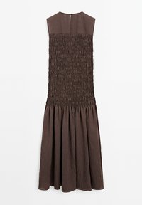 Mouwloze bruine midi-jurk met ruches op het lijfje en een uitlopende rok, met subtiele verticale strepen en een kleine knoopsluiting op de rug.