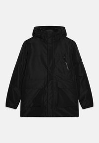 Casaco impermeável preto com capuz, fecho frontal com zipper, duas grandes bolsos frontais e um bolso lateral com zipper. Acabamento liso e mate.