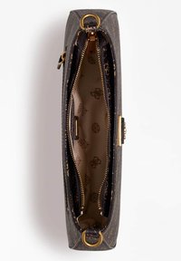 Ruskea kuvioitu käsilaukku, jossa on sileä nahkaulkoasu, kultasella varustelu ja vaaleanbeige vuori, jossa on toistuva logomuotoilu.