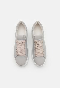 Thumbnail Image 8