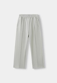 Light grey trousers with an elastic waistband, two side pockets, pleated design, and a loose fit. Made of a soft, textured fabric.