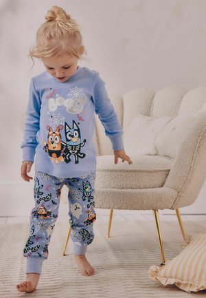 Set di pigiami azzurro chiaro con personaggi dei cartoni animati, maglia a maniche lunghe con testo grafico e pantaloni abbinati con un motivo di ragni e pipistrelli.