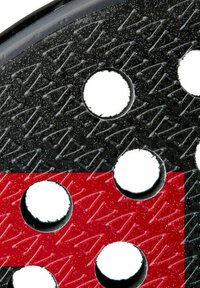 Schwarze und rote strukturierte Oberfläche mit mehreren runden Ausschnitten. Das Design umfasst erhabene Muster, die den Griff und den ästhetischen Kontrast verbessern.