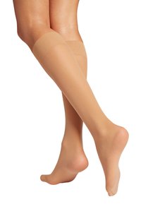 Calze al ginocchio beige realizzate in materiale trasparente con una texture liscia, dotate di un bordo rinforzato nella parte superiore per una vestibilità sicura.