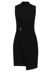 Černé šaty bez rukávů s vysokým výstřihem, asymetrickým zavinovacím designem a stříbrným páskem zdůrazňujícím pas.
