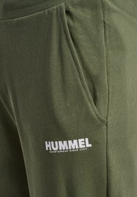 Hummel LEGACY TAPERED  - Jogginghose - deep lichen green