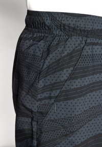 Mustad must Sportliku välimusega lühikesed püksid, millel on tekstuuriga muster erinevate triipude ja punktidega. Elastsest materjalist vöökoht tagab venitamise ja mugavuse.