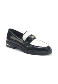 Mocassino in pelle verniciata bianca e nera con finitura liscia, punta arrotondata, fascia nera, accento circolare in tonalità oro e tacco basso impilato.