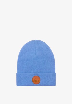 Niebieska dzianinowa czapka z zagiętym mankietem, z okrągłą, brązową skórzaną łatą wytłoczoną z sylwetkami zwierząt. Miękka tekstura, gęsty splot.