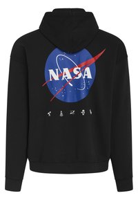Sort pullover hoodie med et stort blåt NASA-logo på ryggen, rød skrå stribe og hvide rumrelaterede grafikker langs kanten.