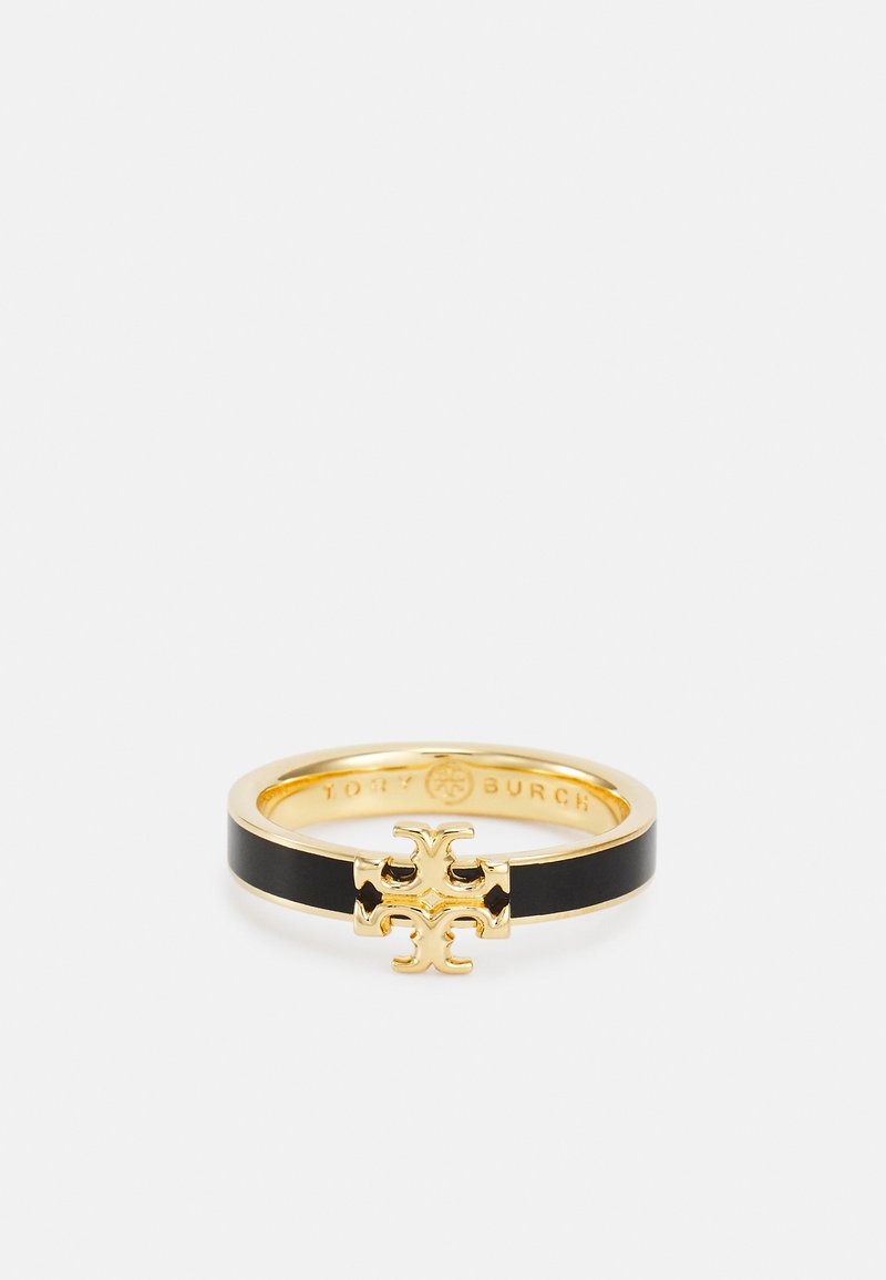 Anel de ouro com uma faixa de esmalte preto apresentando um logotipo em ouro proeminente ao centro. Acabamento suave e forma arredondada.